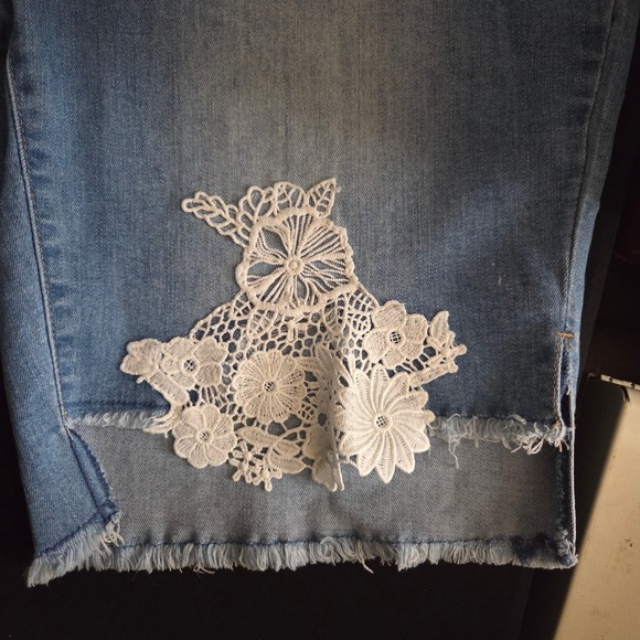 Venus Womens Lace Applique Bermuda Denim Shorts Light Wash Distressed Size 16 - Picture 5 of 7